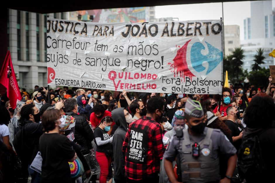 Juodaodžio žūtis Brazilijoje įžiebė daugiatūkstantinius protestus prieš rasizmą