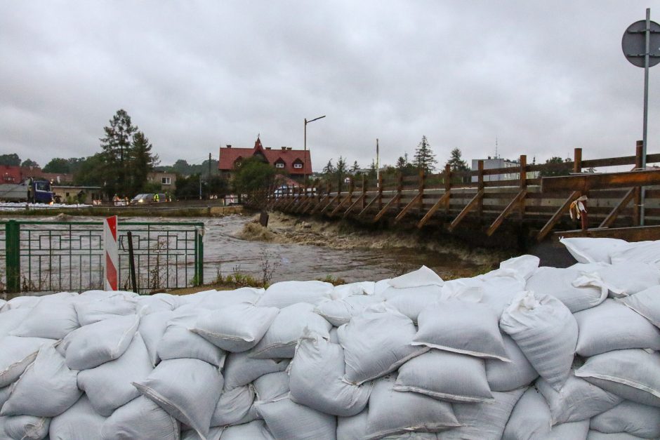 Apokaliptiniai vaizdai: Lenkijoje neatlaikė svarbi užtvanka, pranešama apie žuvusiuosius (papildyta)