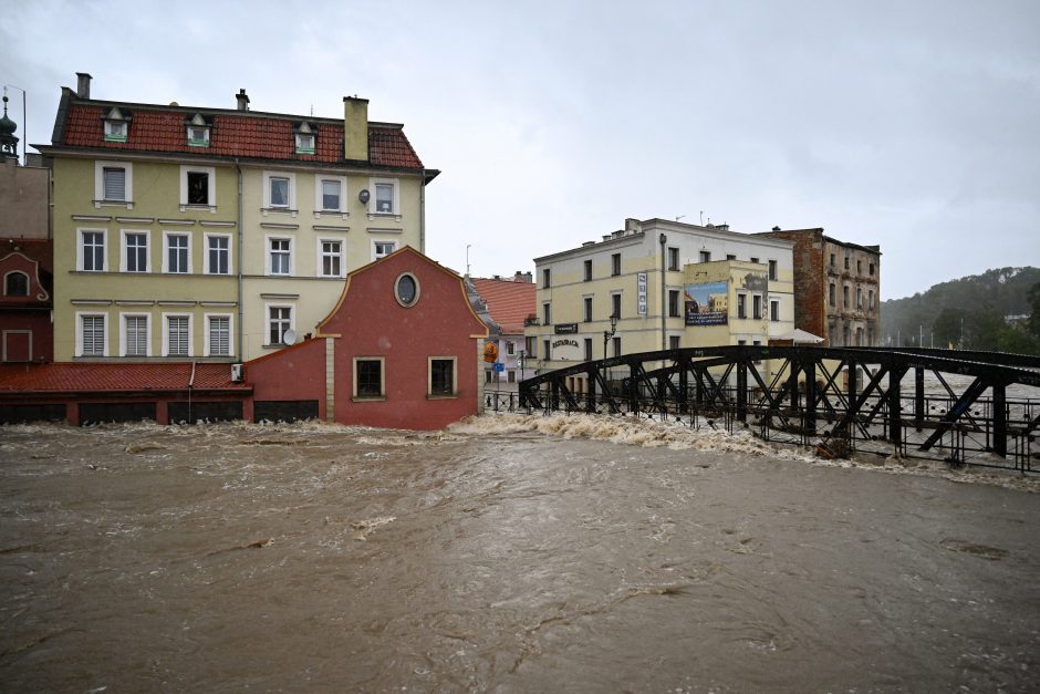 Apokaliptiniai vaizdai: Lenkijoje neatlaikė svarbi užtvanka, pranešama apie žuvusiuosius (papildyta)