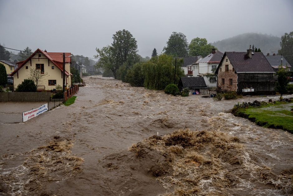 Apokaliptiniai vaizdai: Lenkijoje neatlaikė svarbi užtvanka, pranešama apie žuvusiuosius (papildyta)