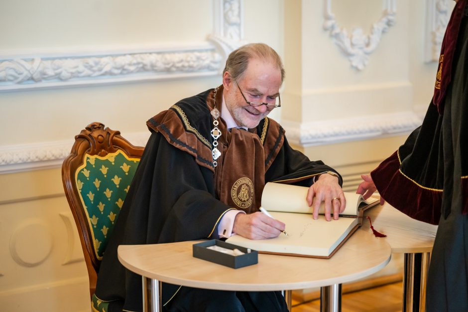 VDU garbės daktaro regalijos įteiktos istorikui ir žurnalistui T. G. Ashui