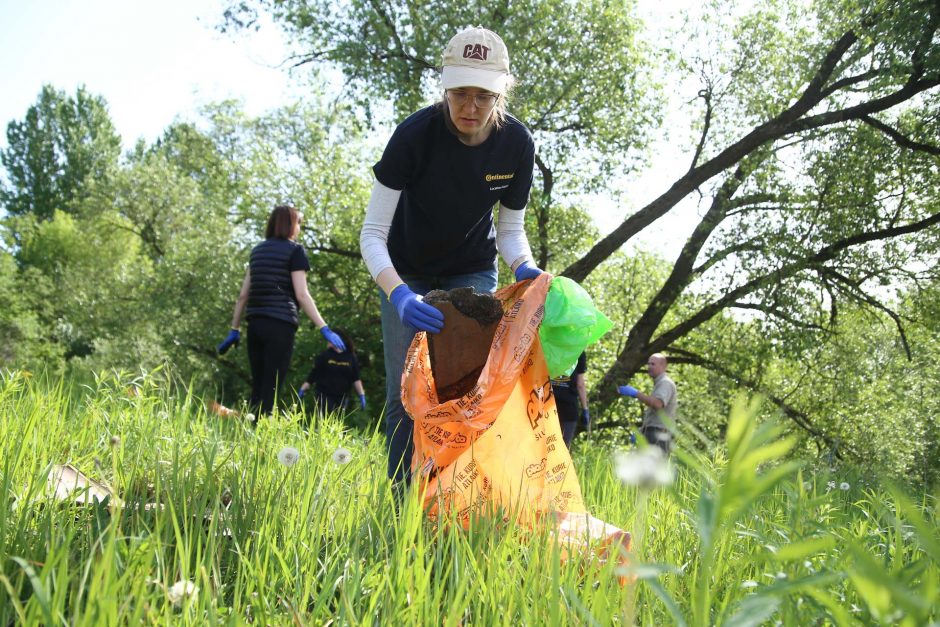 Iš Amalės upelio savanoriai ištraukė per tris tonas padangų: problemos ignoravimas bado akis