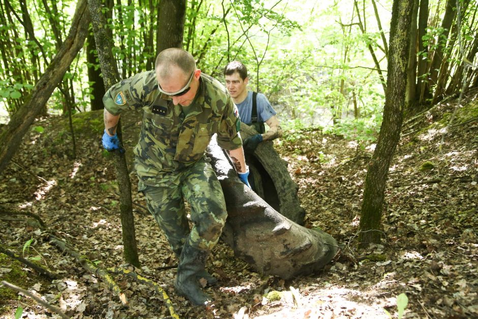 Iš Amalės upelio savanoriai ištraukė per tris tonas padangų: problemos ignoravimas bado akis