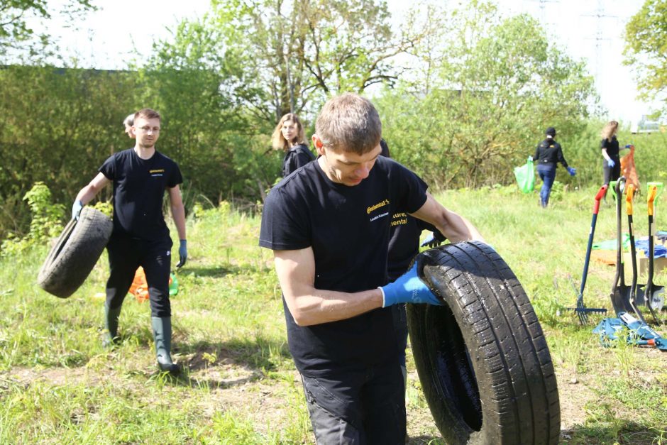 Iš Amalės upelio savanoriai ištraukė per tris tonas padangų: problemos ignoravimas bado akis