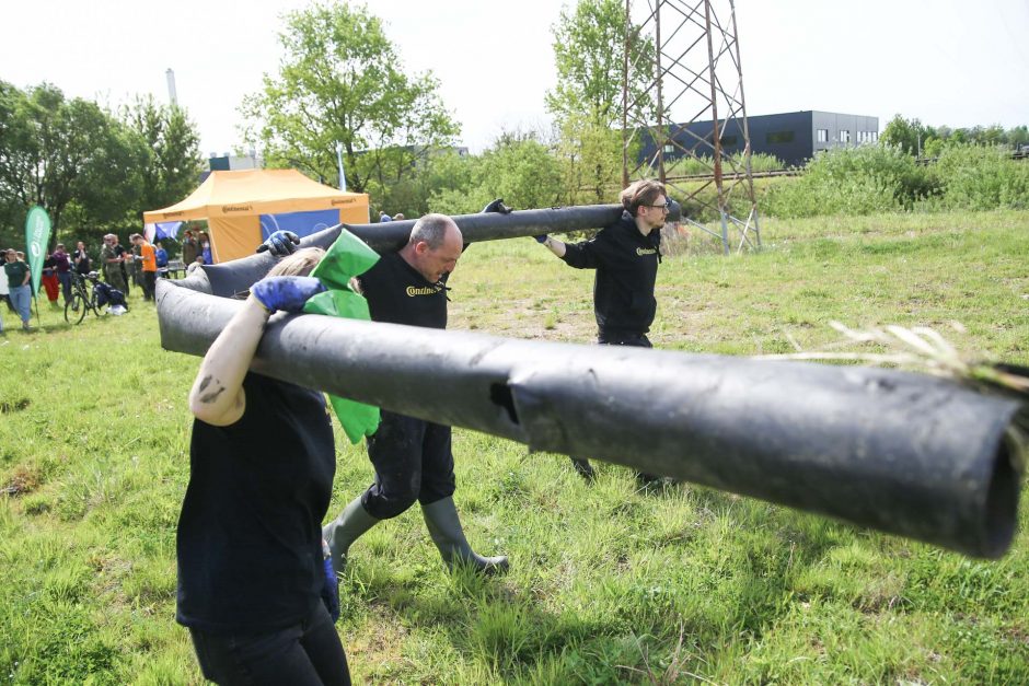 Iš Amalės upelio savanoriai ištraukė per tris tonas padangų: problemos ignoravimas bado akis