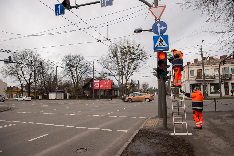 Kauno sankryžose jau kabinamos žaliosios rodyklės