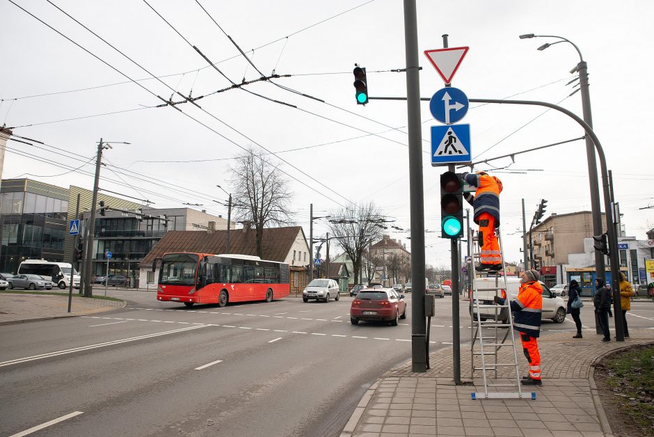 Kauno sankryžose jau kabinamos žaliosios rodyklės