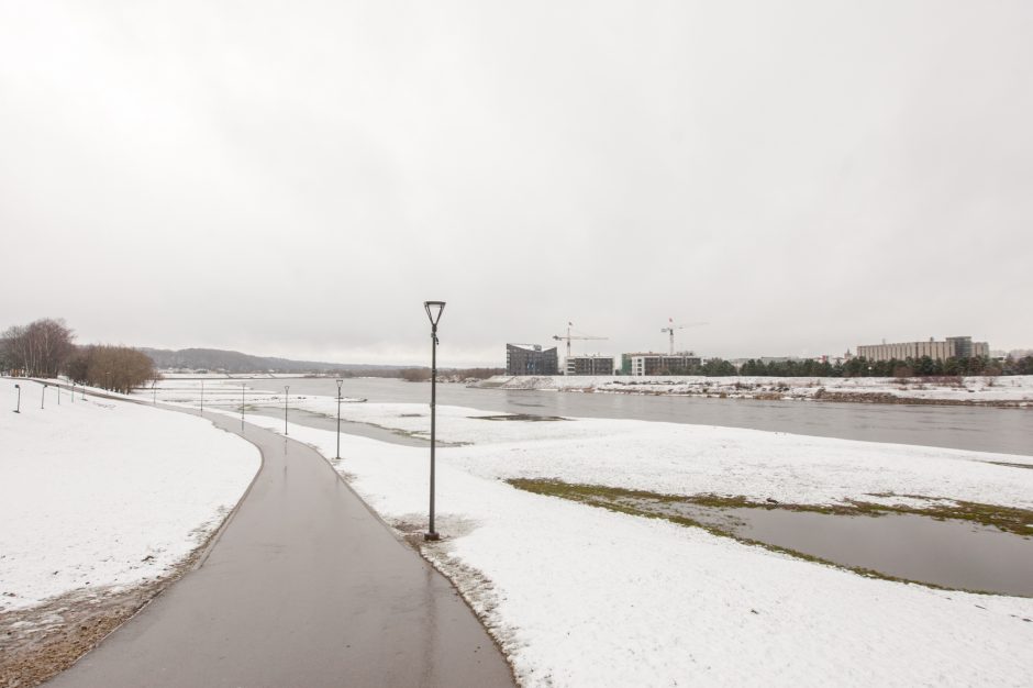 Į Kauną sugrįžo žiema, į gatves – kelininkai 