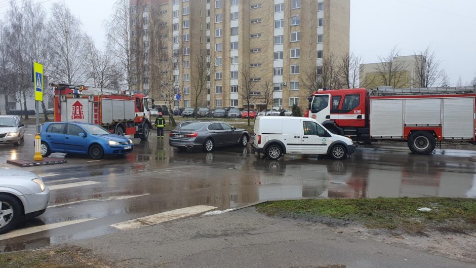 Juoda diena BMW savininkams: vienas įvairavo į medį, du susidūrė judrioje sankryžoje