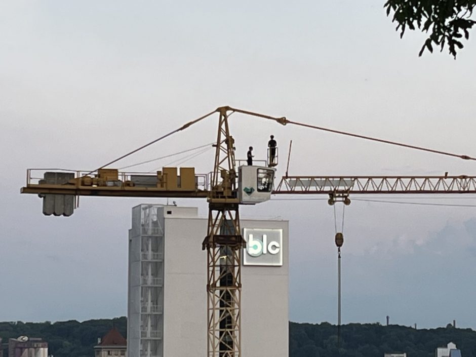 Pakraupo nuo jaunuolių pramogos: ant statybinio krano užsiropštė dėl asmenukės