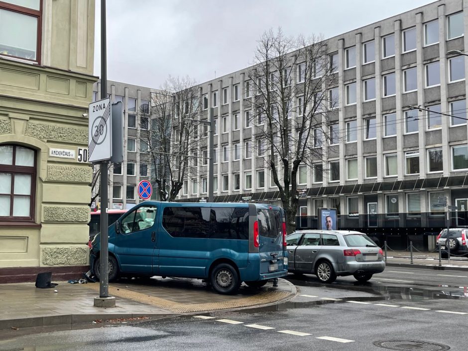 Avarija K. Donelaičio g.: numuštas šviesoforas ir kelio ženklas, eismas – chaotiškas