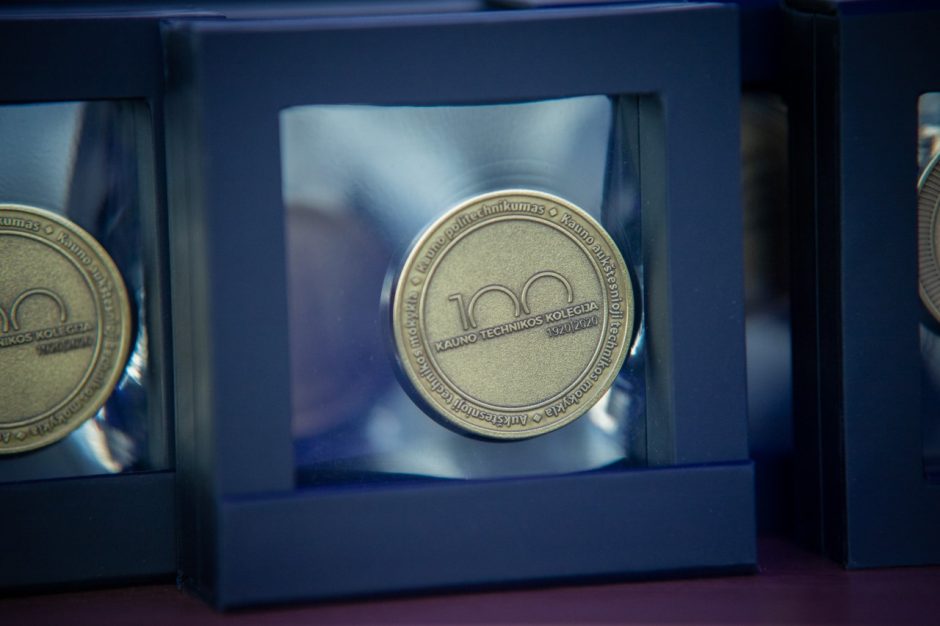 Kauno technikos kolegija įteikė diplomus šimtmečio absolventams
