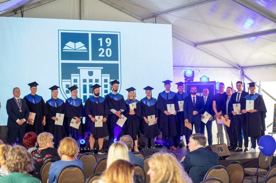 Kauno technikos kolegija įteikė diplomus šimtmečio absolventams