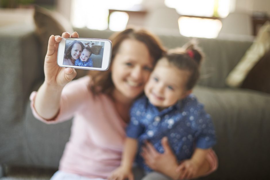 Vaikų nuotraukomis instagrame besidalijantys tėvai bando pasipelnyti: ruošiamas apynasris