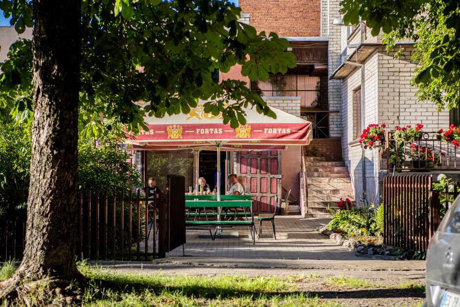 Kaimynų iškeikto baro klientas užpuolė „Kauno dienos“ fotografę: užmušiu! (vaizdo įrašas)