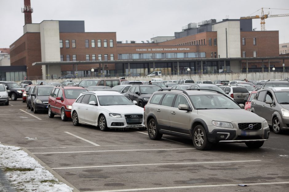 Nesklandumai dėl parkingo prie Kauno klinikų: neišleidžiami net ir susimokėję vairuotojai