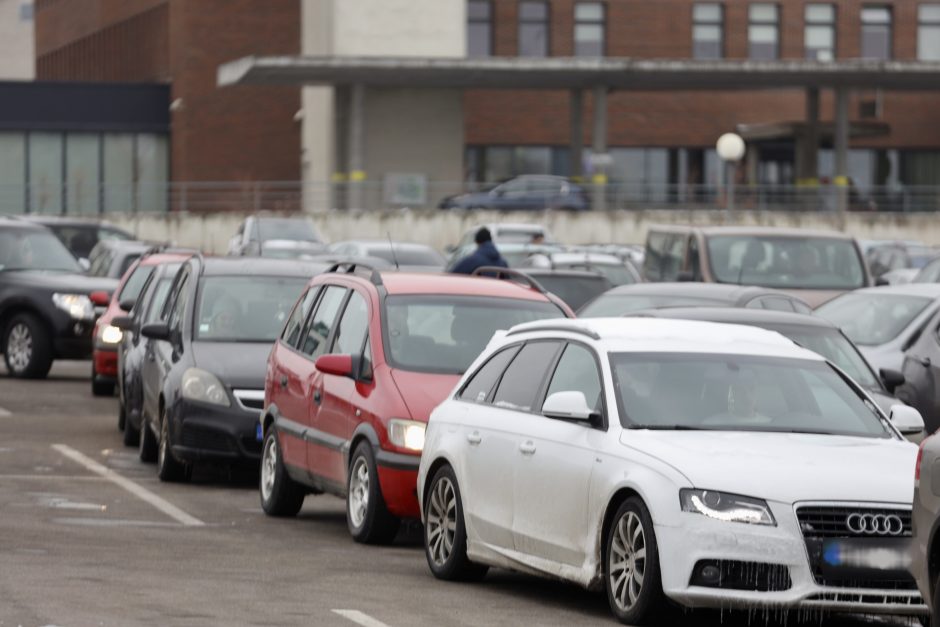 Nesklandumai dėl parkingo prie Kauno klinikų: neišleidžiami net ir susimokėję vairuotojai