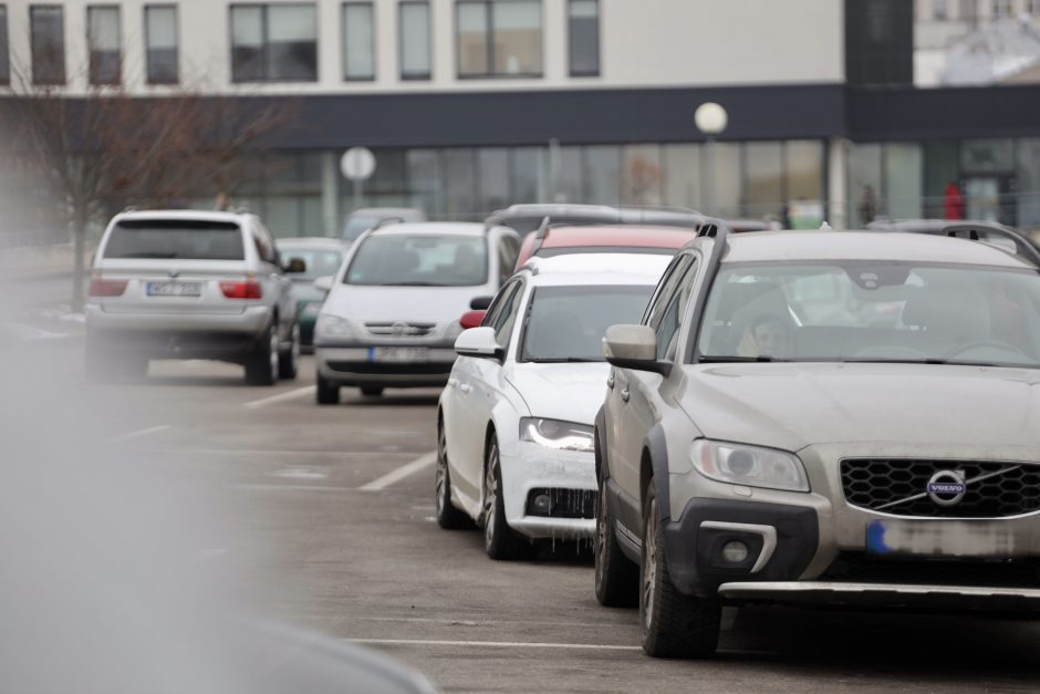 Nesklandumai dėl parkingo prie Kauno klinikų: neišleidžiami net ir susimokėję vairuotojai