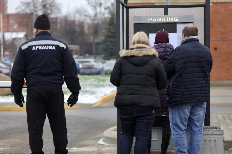 Nesklandumai dėl parkingo prie Kauno klinikų: neišleidžiami net ir susimokėję vairuotojai