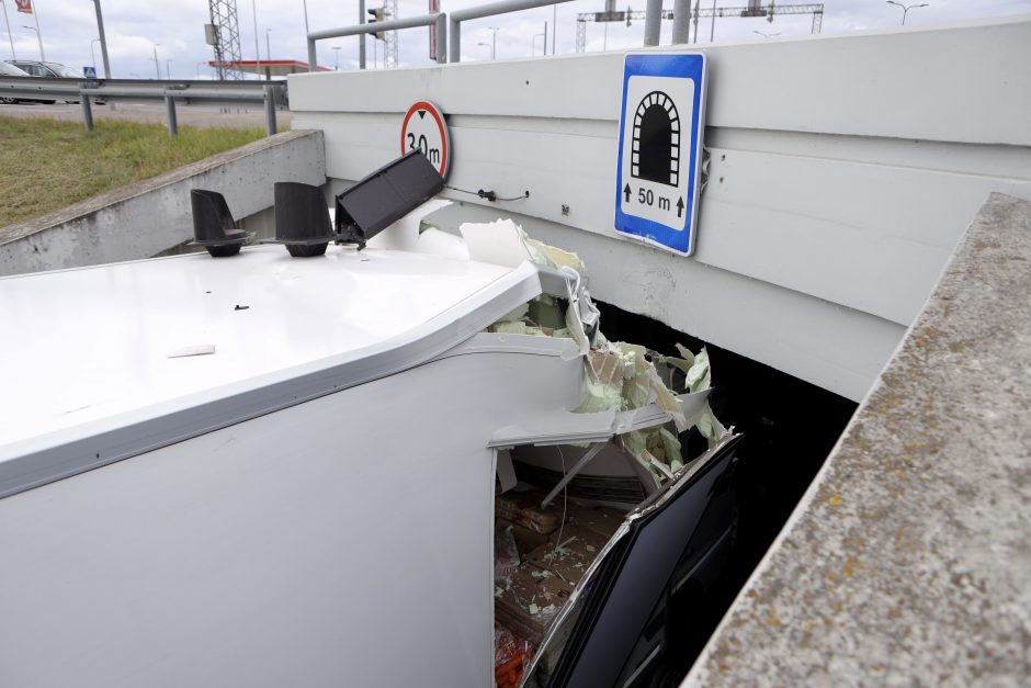 „Megos“ tunelyje užstrigo sunkvežimis – į jį rėžėsi kitas automobilis