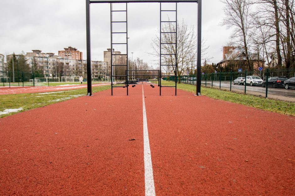 Kadetų licėjus ramina: čia ne užterštumas, čia toks naujoviškas stadionas