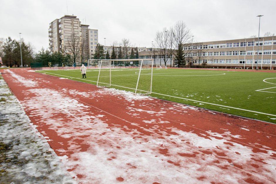 Kadetų licėjus ramina: čia ne užterštumas, čia toks naujoviškas stadionas