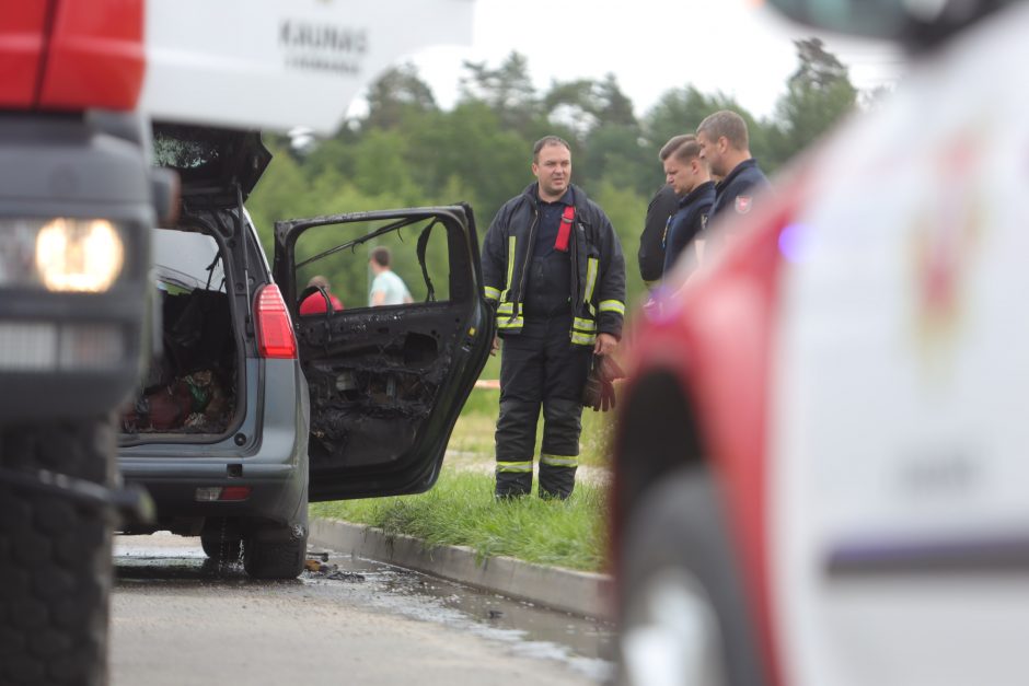 Tragedija: Kauno LEZ'e sudegė automobilis, jame – žmogaus kūnas