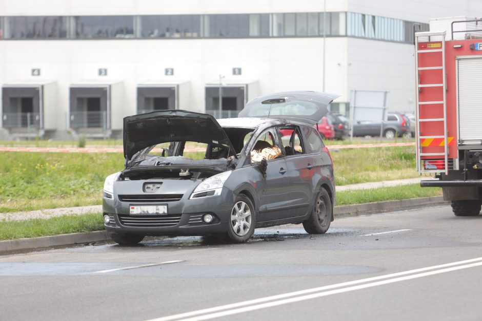 Tragedija: Kauno LEZ'e sudegė automobilis, jame – žmogaus kūnas