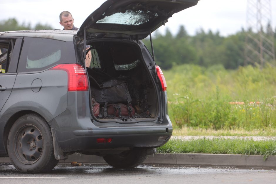 Tragedija: Kauno LEZ'e sudegė automobilis, jame – žmogaus kūnas