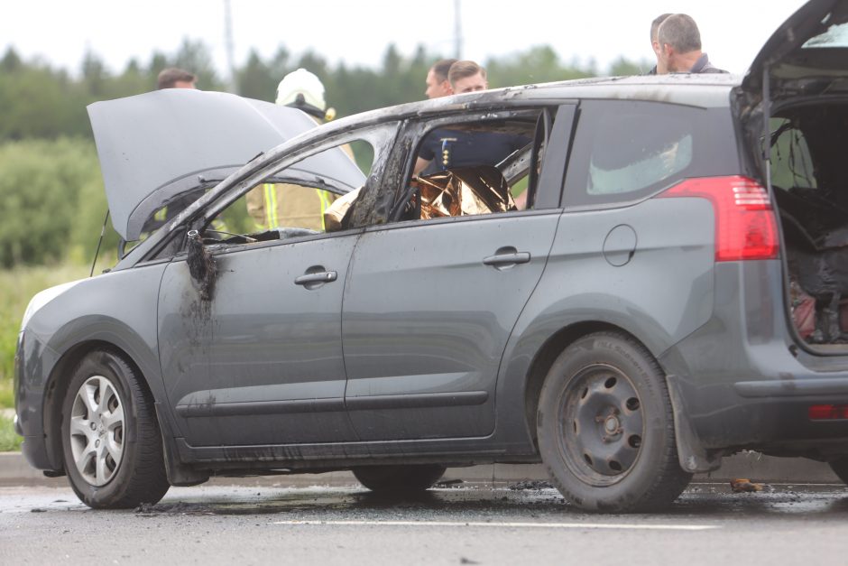 Tragedija: Kauno LEZ'e sudegė automobilis, jame – žmogaus kūnas