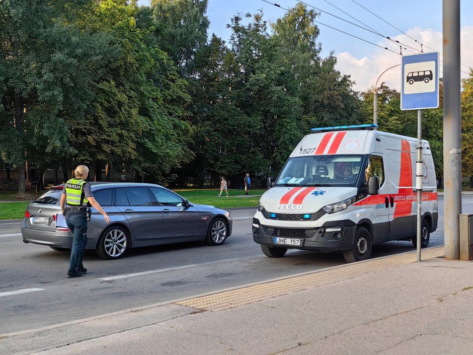 Vėl BMW, vėl stotelė: partrenktas pėsčiasis