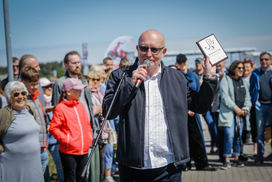 Neringoje atidarytas Šlovės takas, jį papildė penkių atlikėjų delnų įspaudai