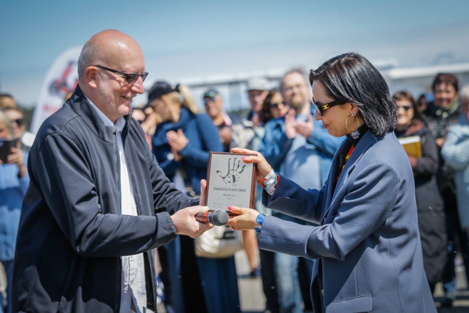 Neringoje atidarytas Šlovės takas, jį papildė penkių atlikėjų delnų įspaudai