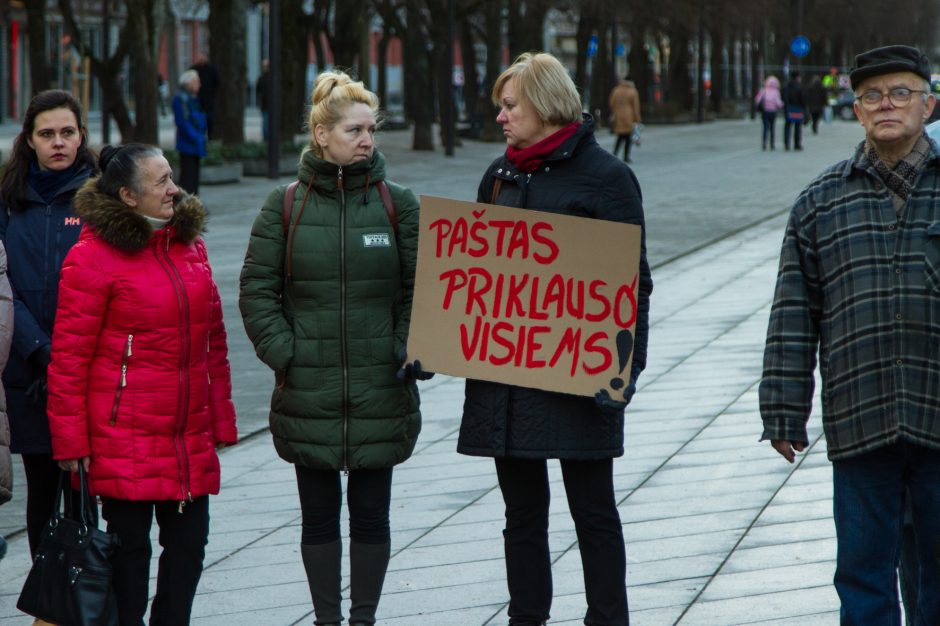 https://kauno.diena.lt/sites/default/files/styles/940x000/public/Vilniausdiena/Vartotoju%20zona/l.steponavi%C4%8Dius/protestas_del_centrinio_pasto_issaugojimo-2.jpg?itok=C9OjWEVo