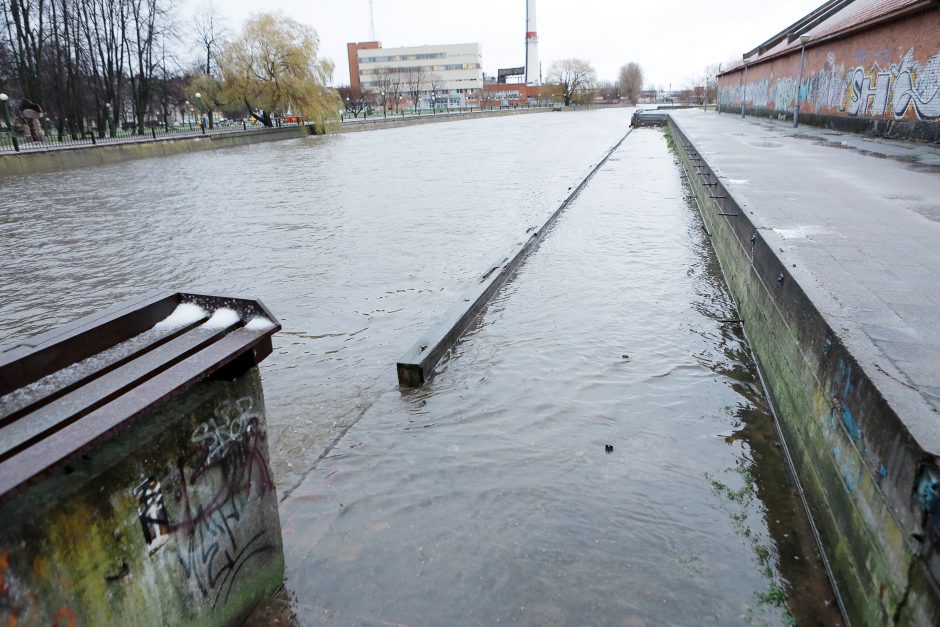 Naktį Klaipėdoje vėjas blaškė šiukšlių konteinerius, sudaužė stotelės stiklus