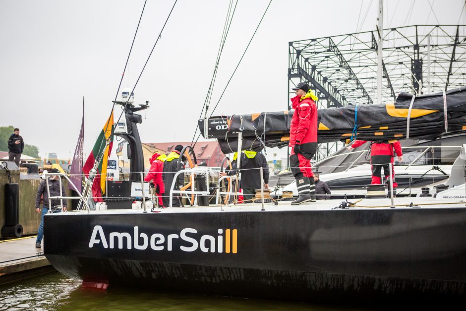 Jachtą „Ambersail 2“ Klaipėda pasitiko su trispalvėmis ir lietumi