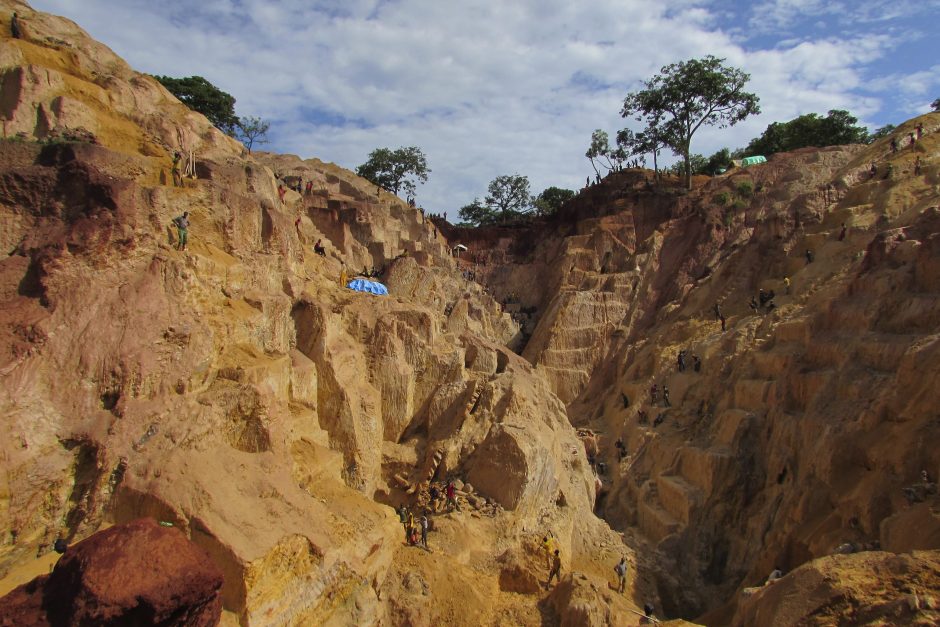  Centrinės Afrikos Respublikoje griūtis aukso kasykloje nusinešė 25 gyvybes
