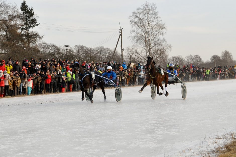 Dusetų hipodrome jau liejamas ledas