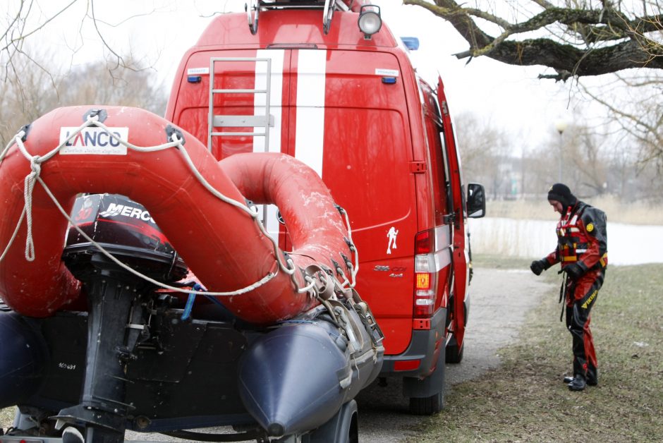 Ugniagesiai padėjo per apsemtą ruožą Rusnėje perkelti ligonę