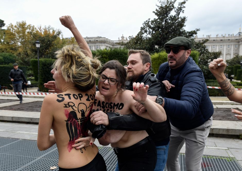 „Femen“ aktyvistės trikdė F. Franco gerbėjų eitynes Madride