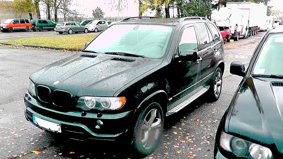 Bandužių gatvėje pirotechnika apgadino automobilį