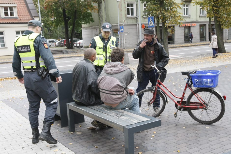 Kontrolieriai gaudė benamius, auklėjo gyvūnų mylėtojus ir rūkalius