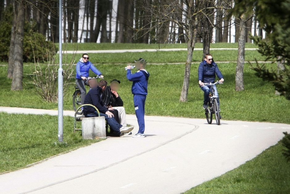 Bandys iš skverų išprašyti girtuoklius