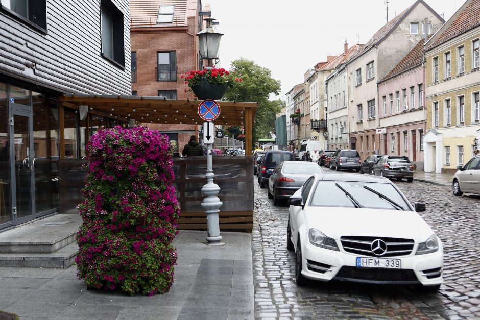 Klaipėdos senamiestyje esančiais pėsčiųjų takais – mašinomis