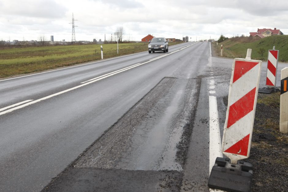 Kelininkai išvažiavo, duobės liko