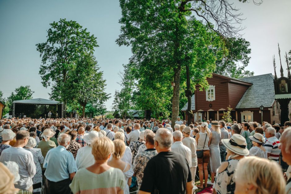 Kunigas R. Doveika Paberžėje: laisvoje šalyje kausto baimė kalbėti