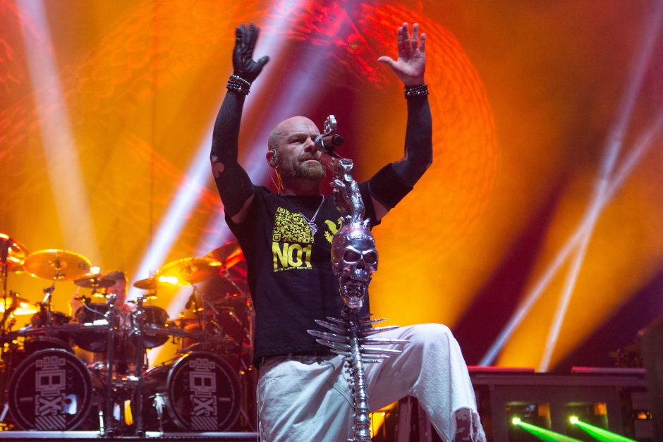 Kaune nugriaudėjo laukinis amerikiečių sunkiojo roko grupės „Five Finger Death Punch“ koncertas