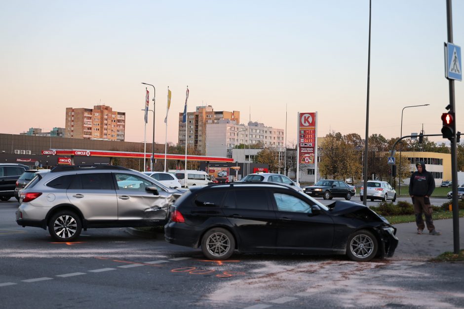 Avarija vienoje judriausių Kauno sankryžų: strigo eismas, viena vairuotoja – ligoninėje