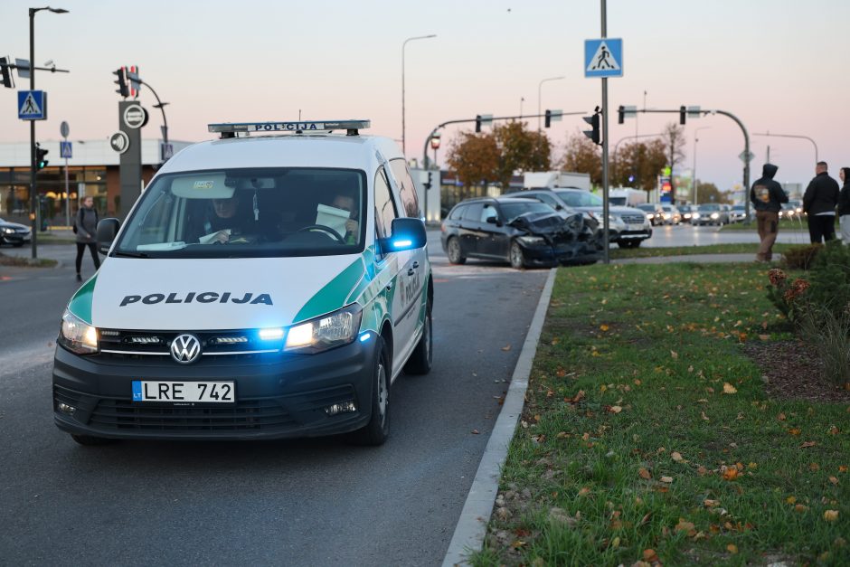 Avarija vienoje judriausių Kauno sankryžų: strigo eismas, viena vairuotoja – ligoninėje