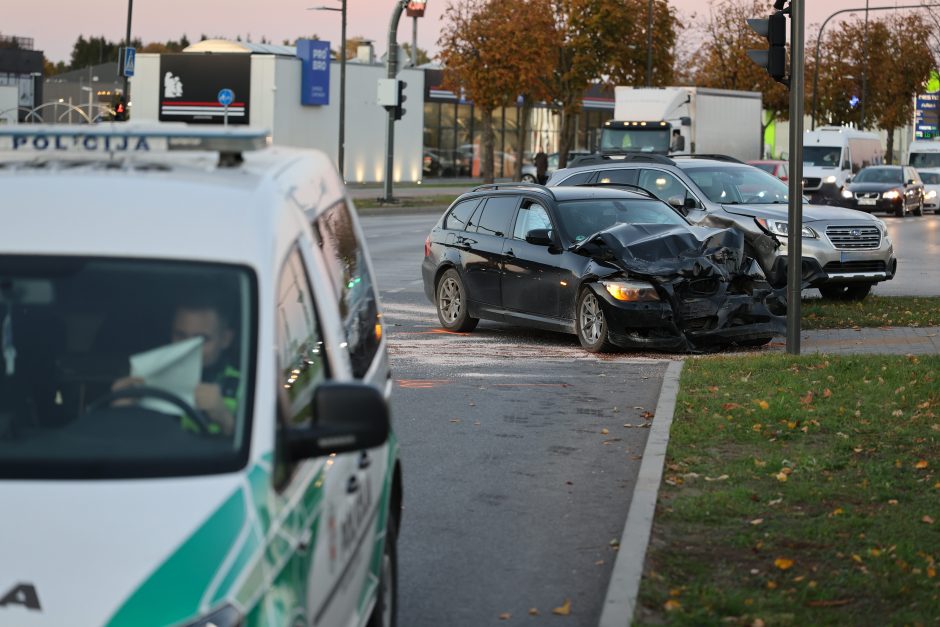 Avarija vienoje judriausių Kauno sankryžų: strigo eismas, viena vairuotoja – ligoninėje